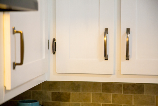 Updated Hardware on White Shaker Kitchen Cabinet Doors